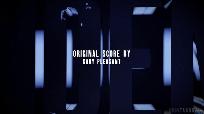 Парочка занимается в медицинских костюмах еблей на синем диване