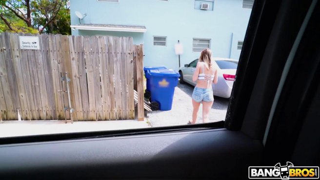 Снимает соседку через забор в трусах видео