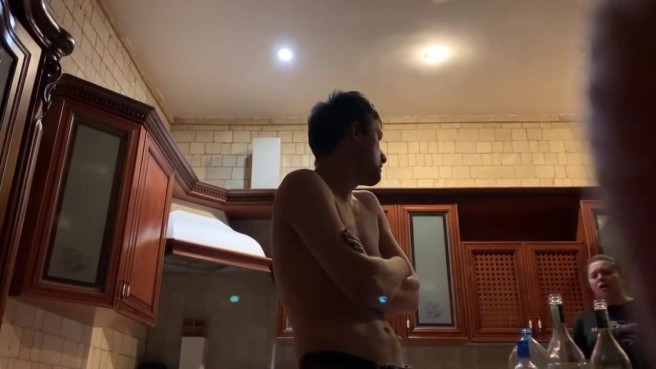 Дикую соску пустили по кругу на вечеринке