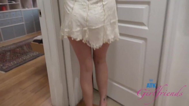 Ласкает в машине молодую сучку по пути к пляжу