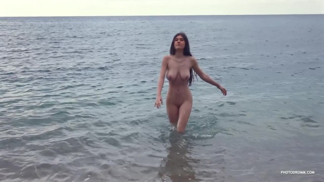 Шикарная купальщица на фоне морской пены