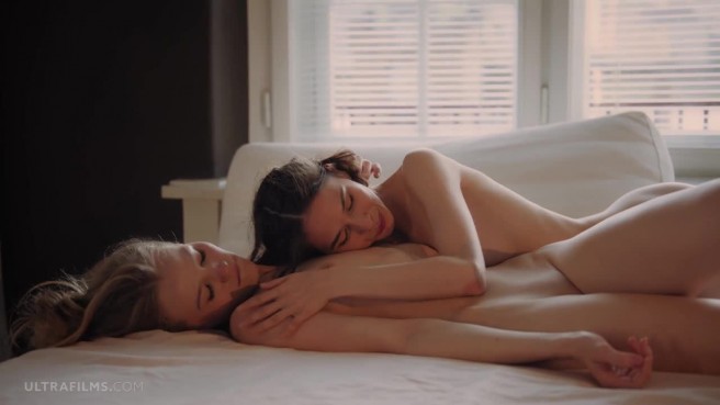 Язычки в кисках и оргазм гарантирован