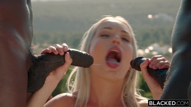 Два огромных ствола для горяченькой туристки